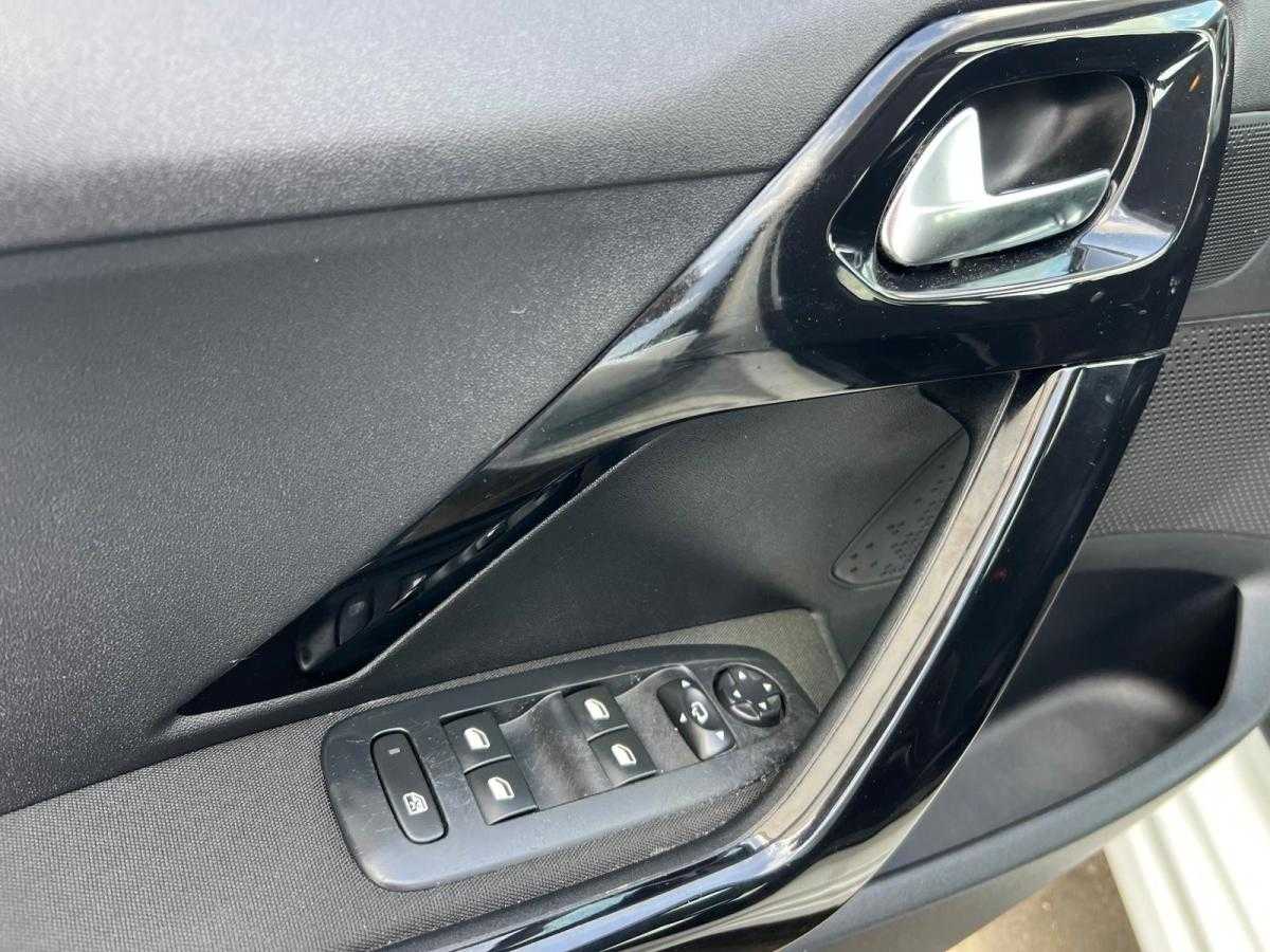 peugeot-208-2015-gasolina-1199cc