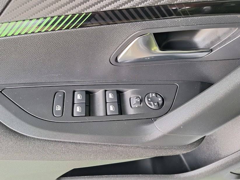 peugeot-2008-2023-gasolina-1199cc