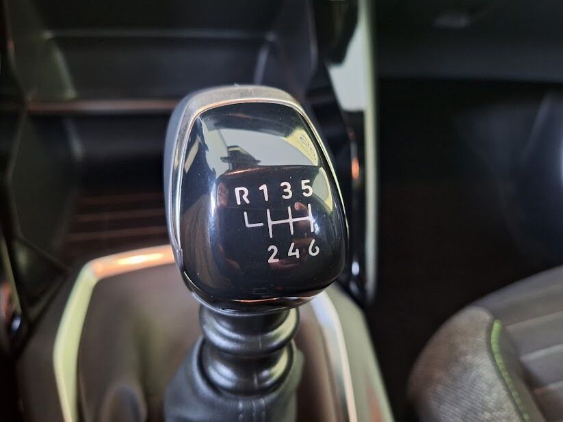 peugeot-2008-2023-gasolina-1199cc