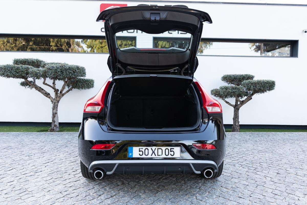 volvo-v40-2019-diesel-1969cc