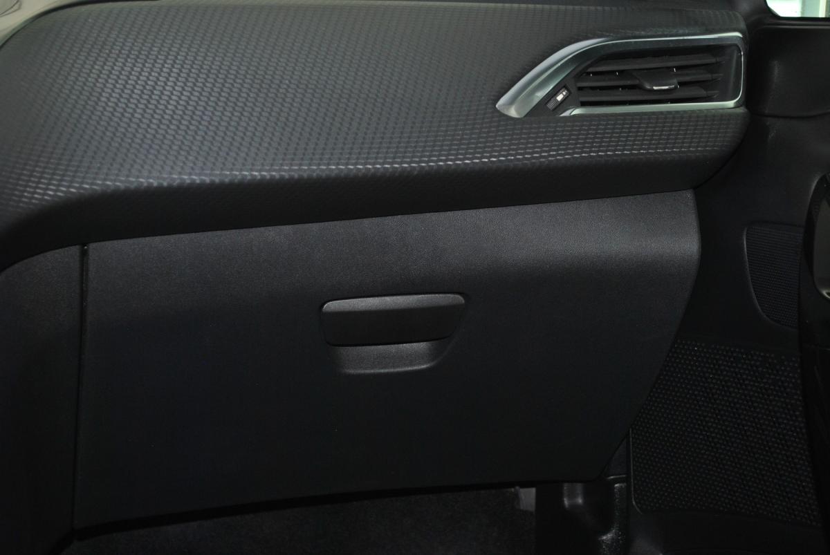 peugeot-208-2017-gasolina-1199cc