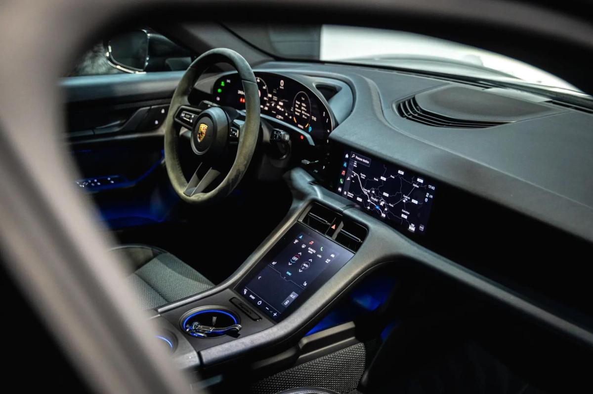 porsche-taycan-2021-eletrico-0cc