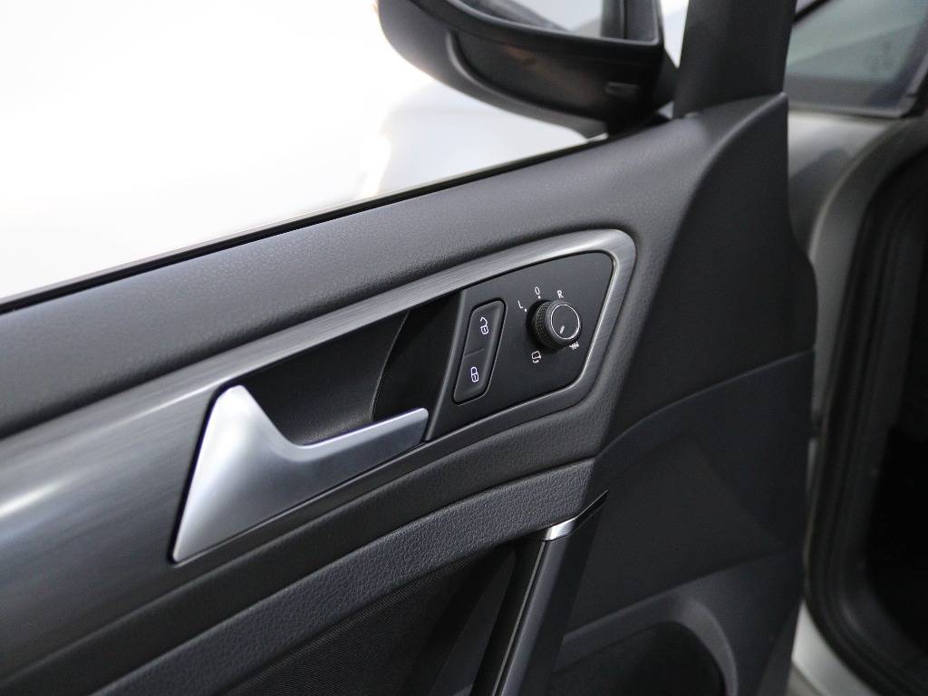 volkswagen-golf-variant-2018-diesel-1598cc