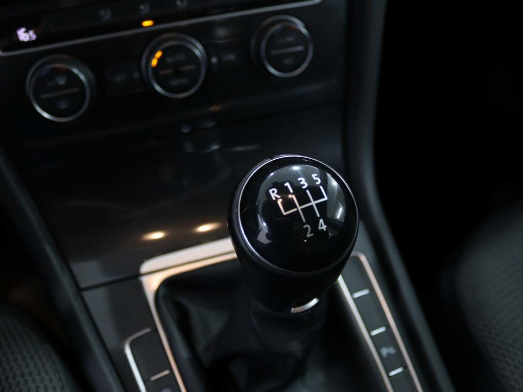volkswagen-golf-variant-2018-diesel-1598cc