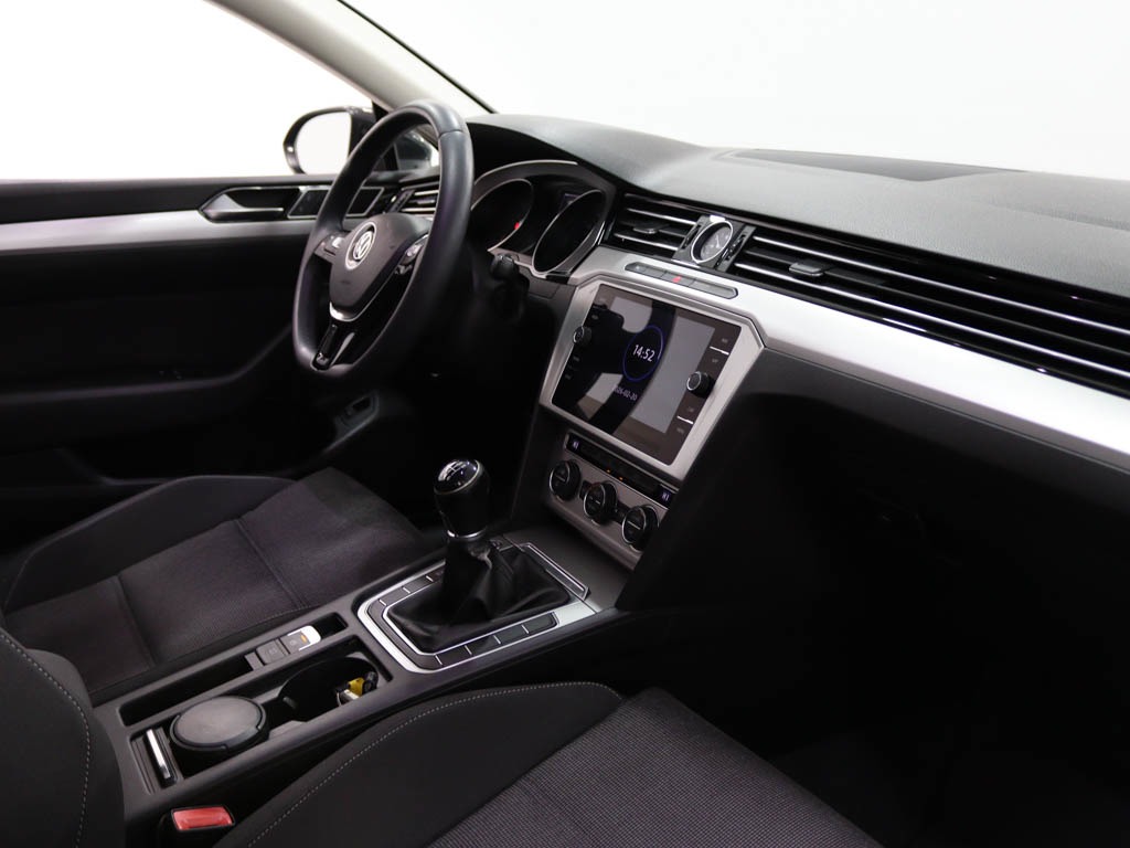 volkswagen-passat-variant-2018-diesel-1598cc