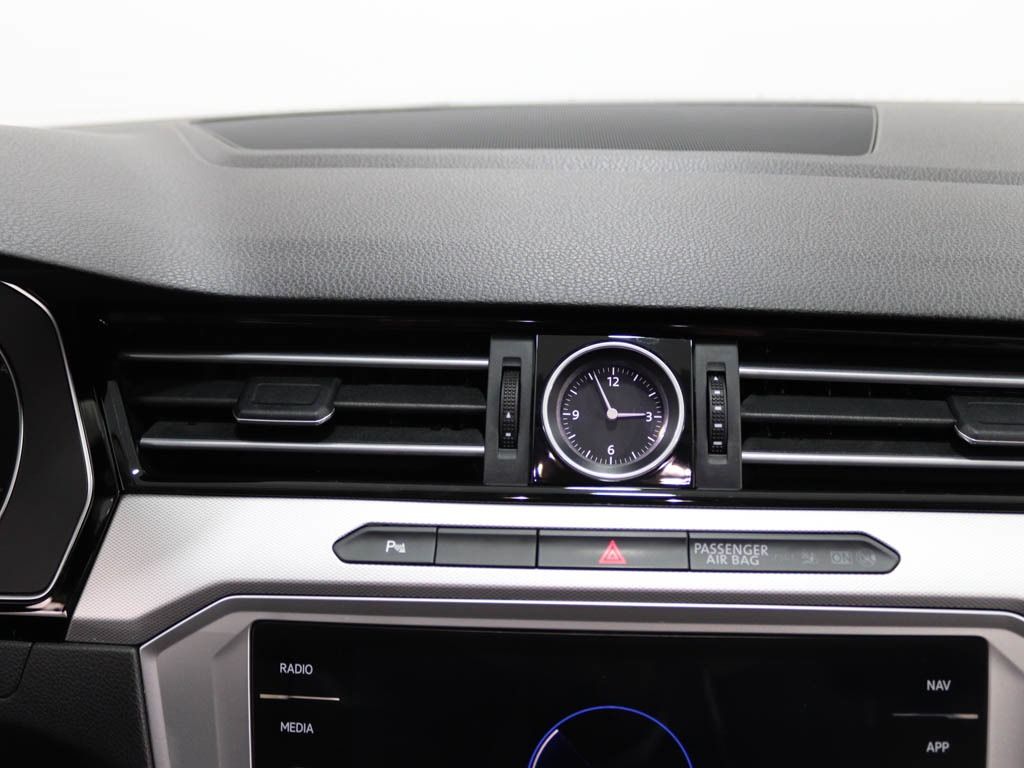 volkswagen-passat-variant-2018-diesel-1598cc