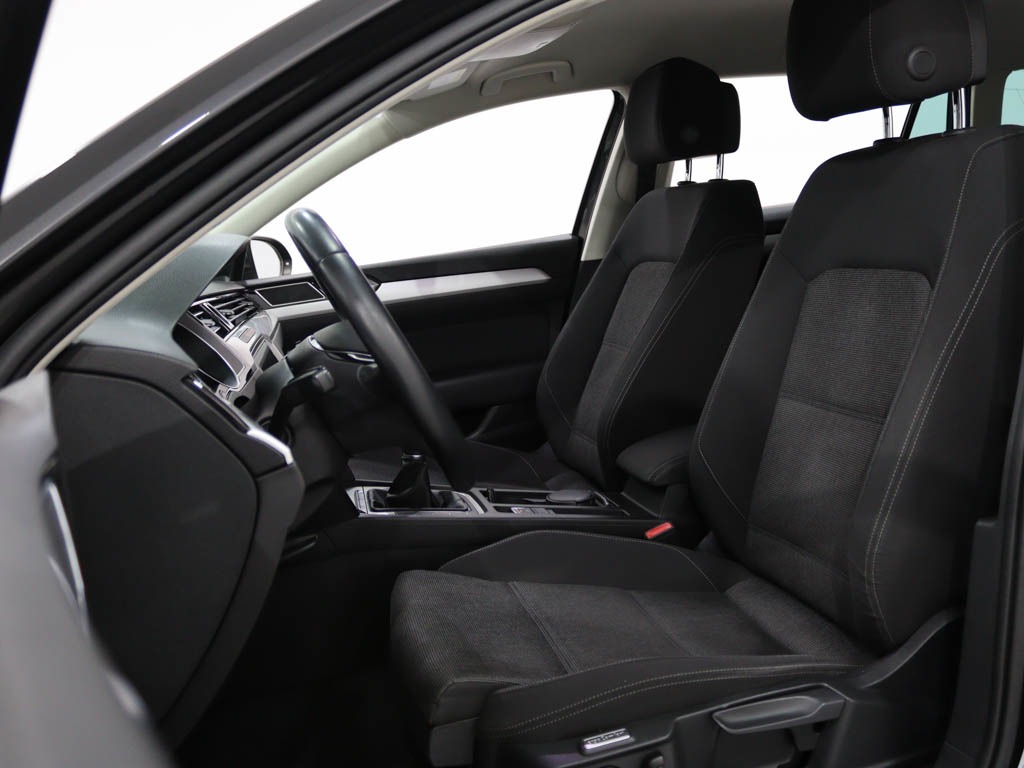 volkswagen-passat-variant-2018-diesel-1598cc