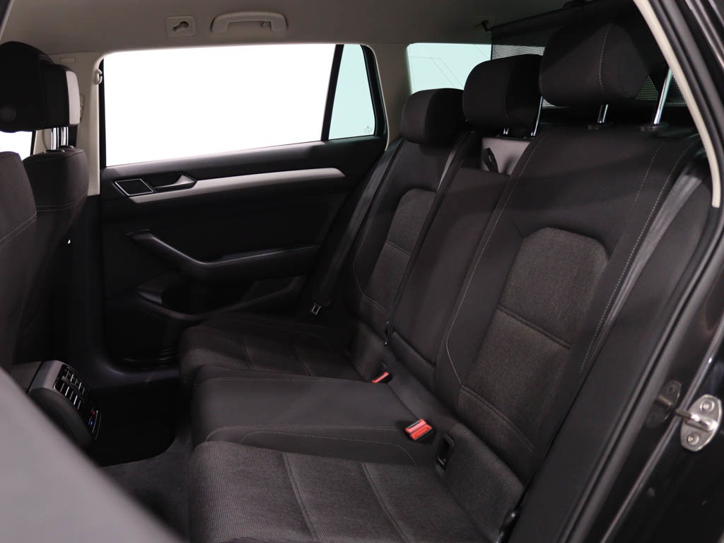 volkswagen-passat-variant-2018-diesel-1598cc