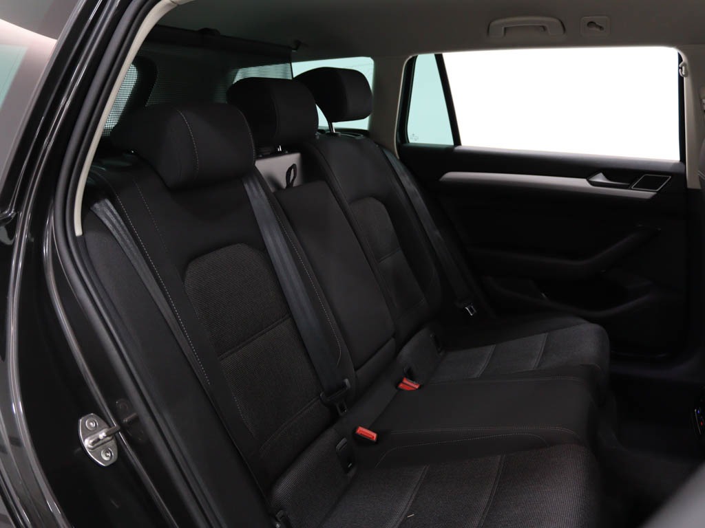 volkswagen-passat-variant-2018-diesel-1598cc