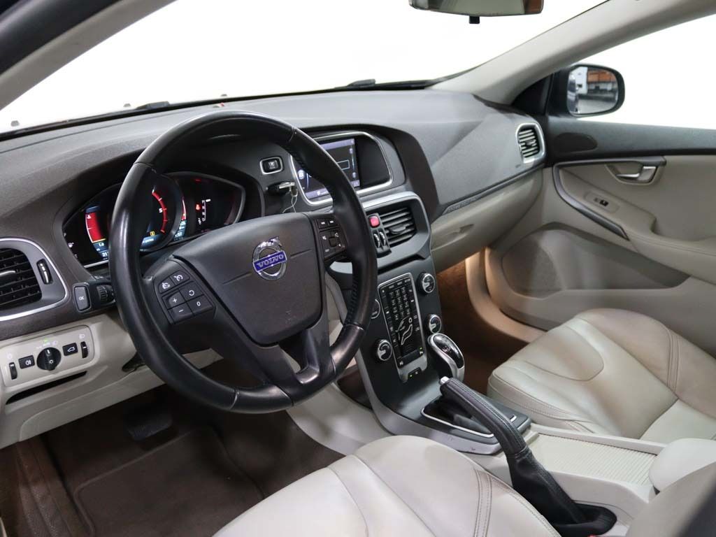 volvo-v40-cross-country-2014-diesel-1560cc