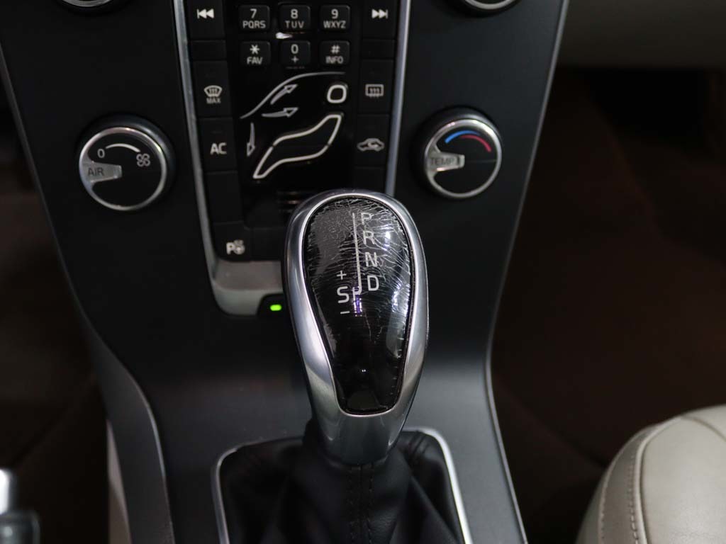 volvo-v40-cross-country-2014-diesel-1560cc