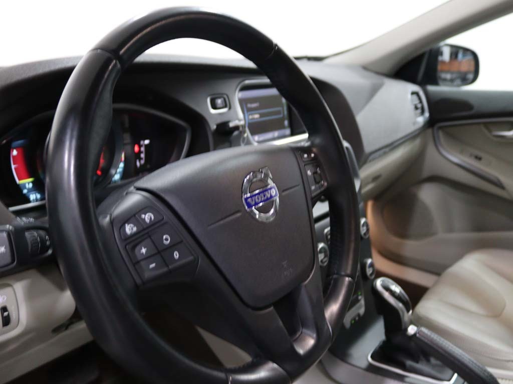 volvo-v40-cross-country-2014-diesel-1560cc