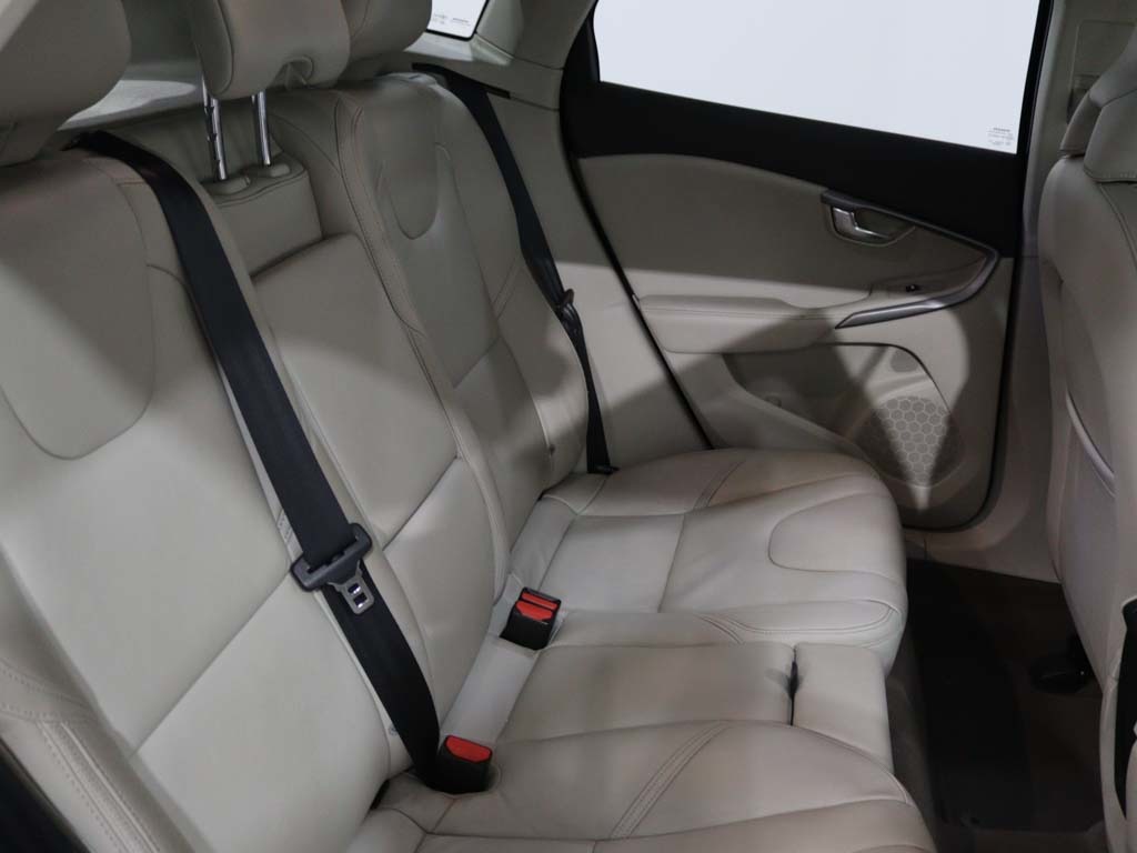 volvo-v40-cross-country-2014-diesel-1560cc