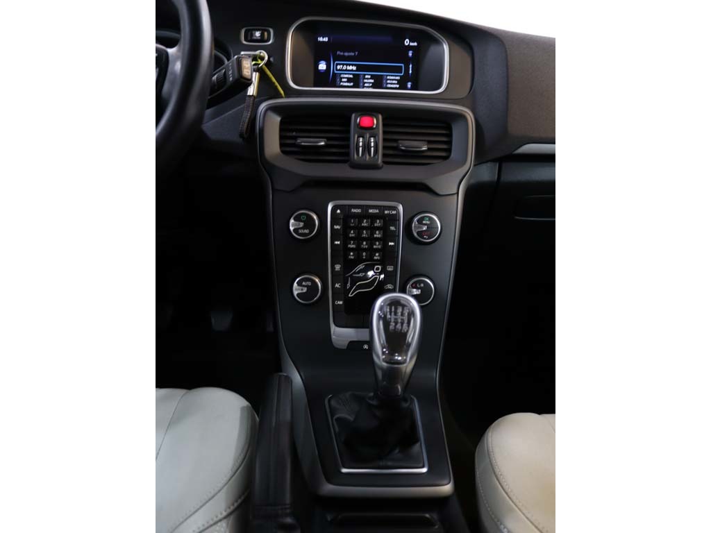 volvo-v40-2014-diesel-1560cc