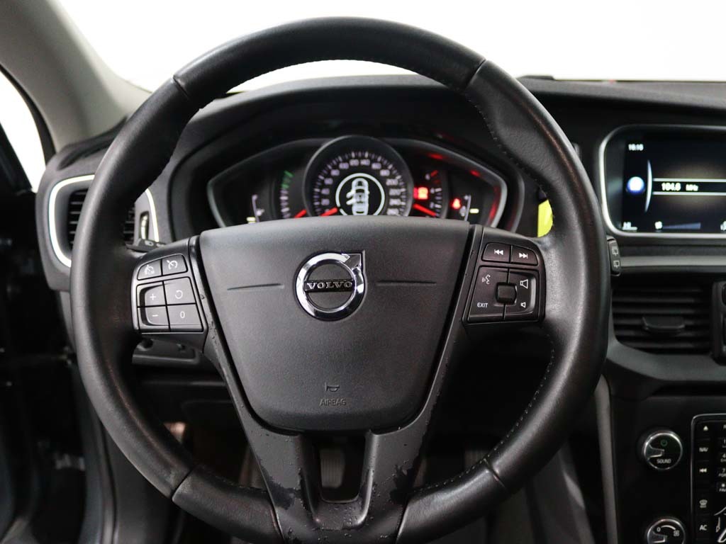 volvo-v40-cross-country-2016-diesel-1969cc