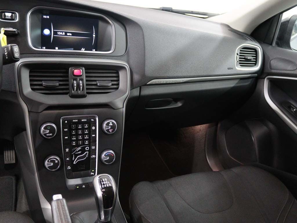 volvo-v40-cross-country-2016-diesel-1969cc