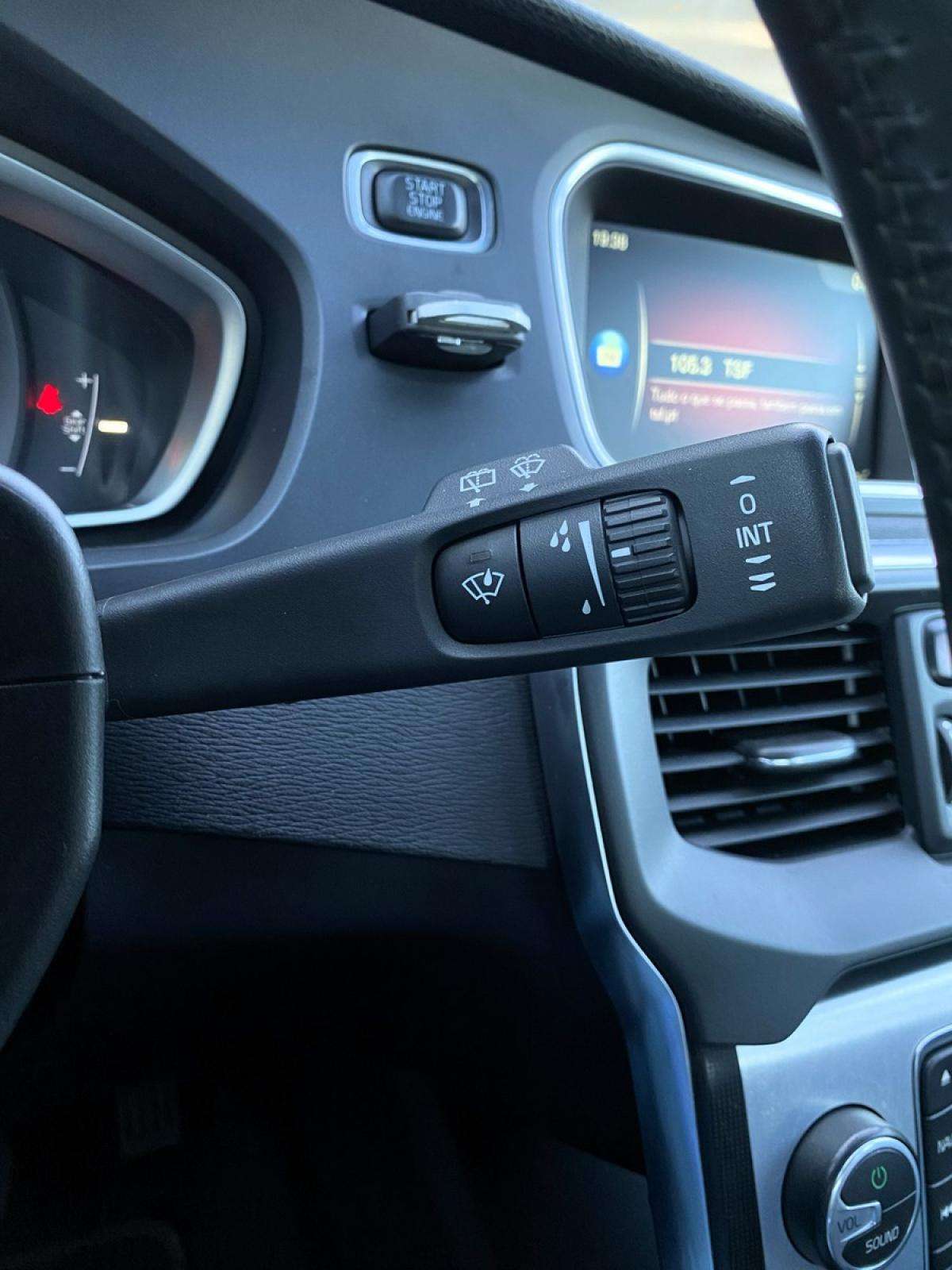 volvo-v40-cross-country-2015-diesel-1560cc