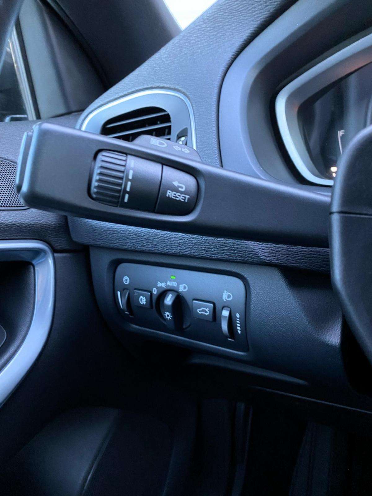 volvo-v40-cross-country-2015-diesel-1560cc