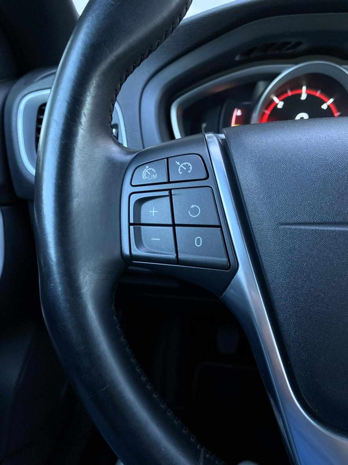 volvo-v40-cross-country-2015-diesel-1560cc