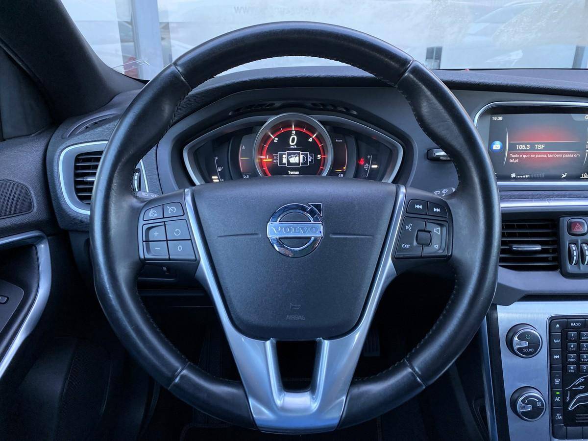 volvo-v40-cross-country-2015-diesel-1560cc