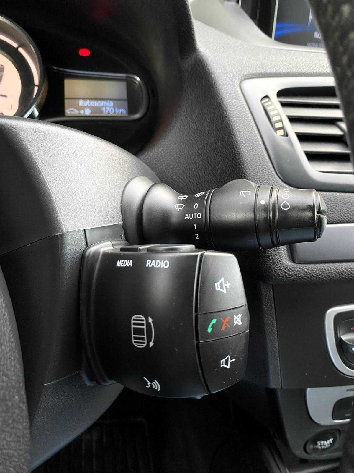 renault-megane-sport-tourer-2015-diesel-1461cc