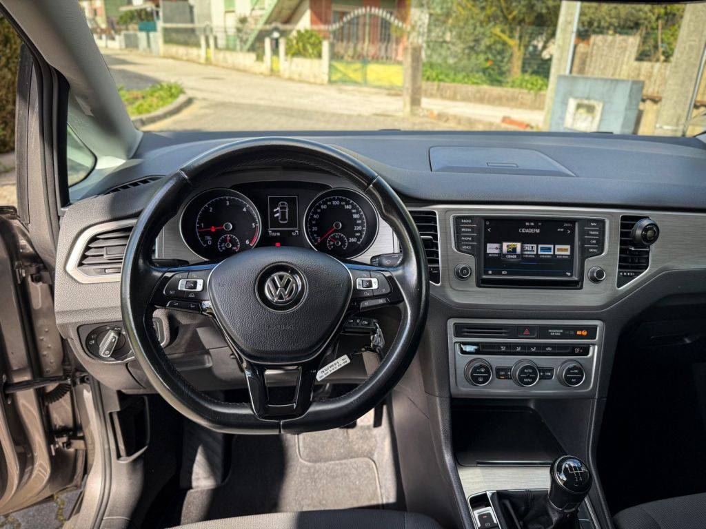 volkswagen-golf-sportsvan-2017-diesel-1598cc