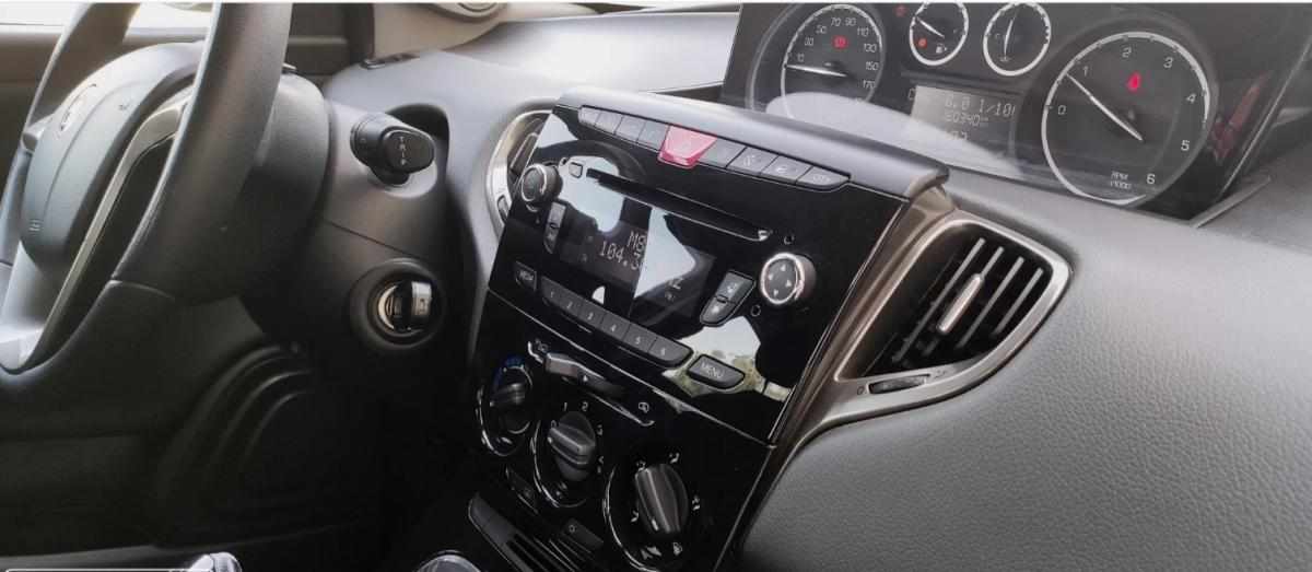 lancia-ypsilon-1-2-95cv-2014-diesel-1248cc