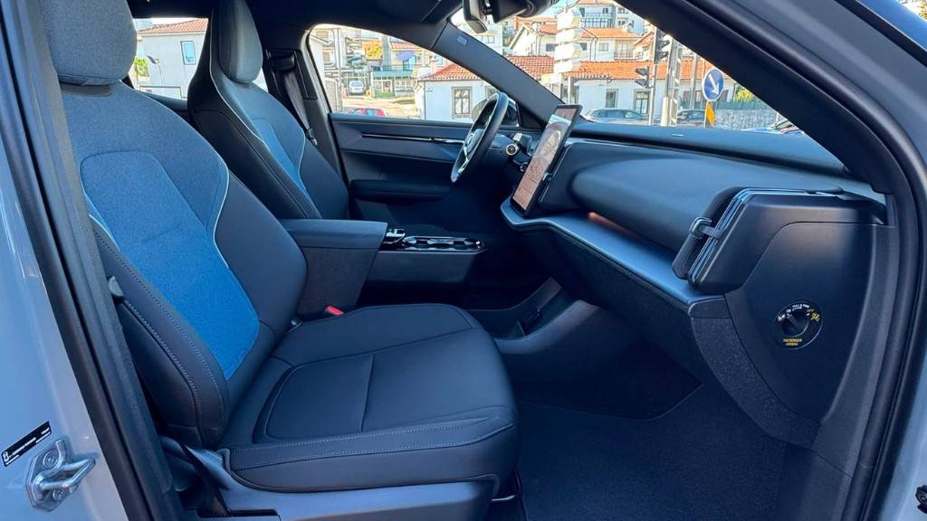 volvo-ex30-2024-eletrico-500cc