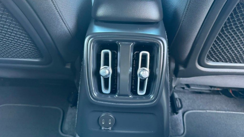 volvo-xc40-2022-hibrido-a-gasolina-1477cc
