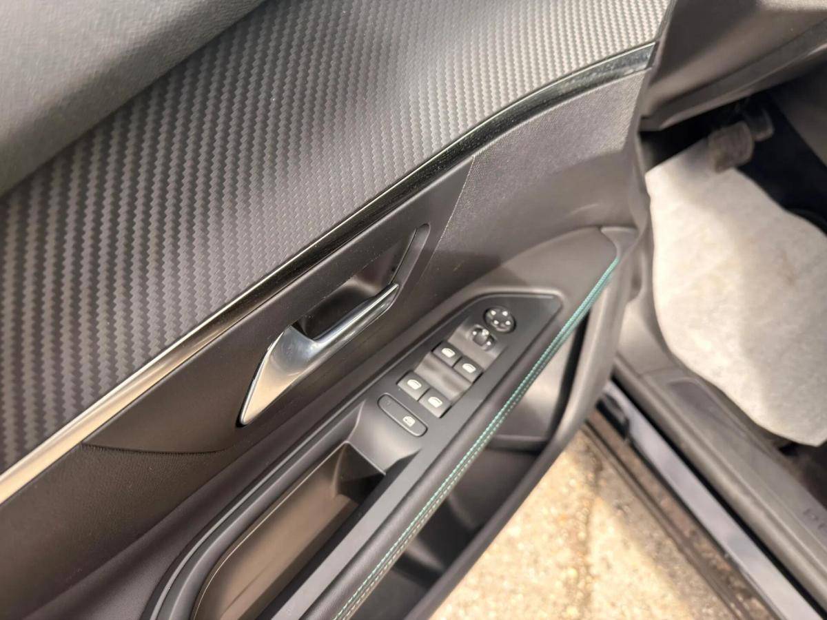 peugeot-5008-2024-gasolina-1199cc