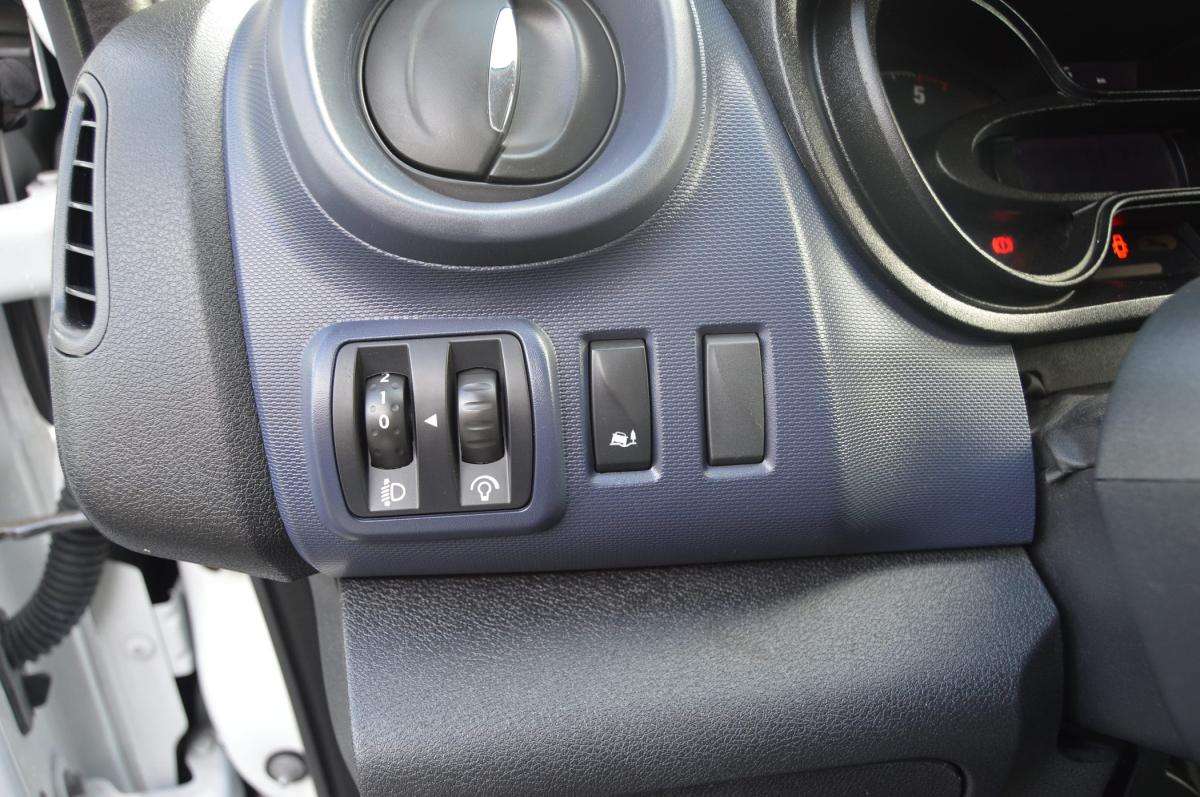 opel-vivaro-2017-diesel-1598cc