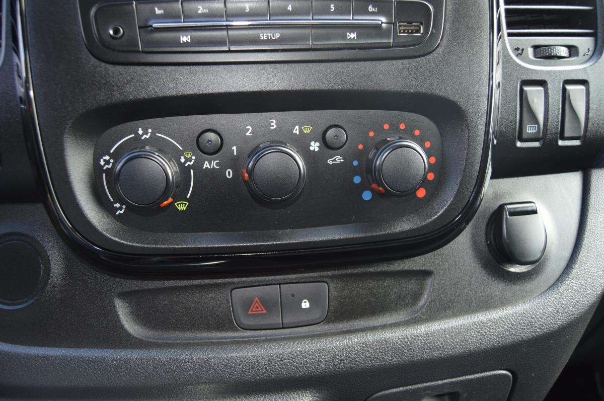 opel-vivaro-2017-diesel-1598cc