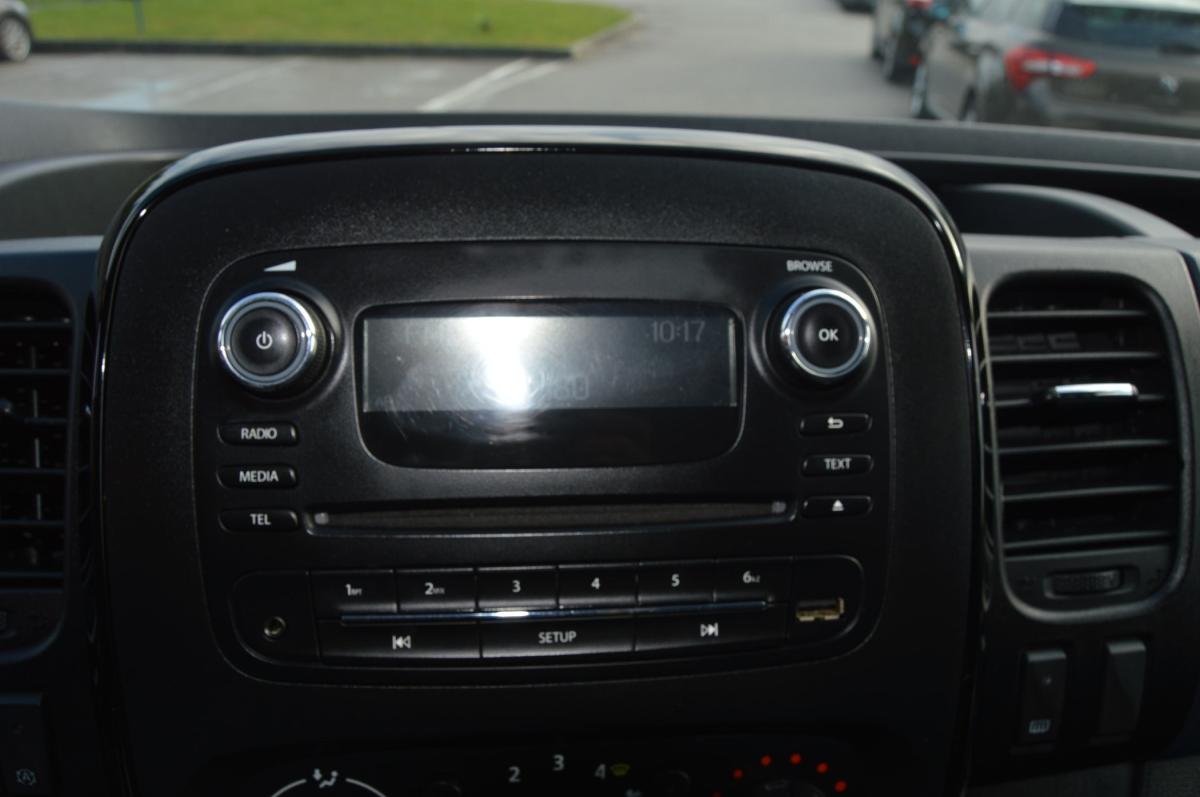opel-vivaro-2017-diesel-1598cc