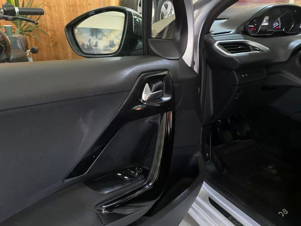peugeot-208-2016-gasolina-1199cc