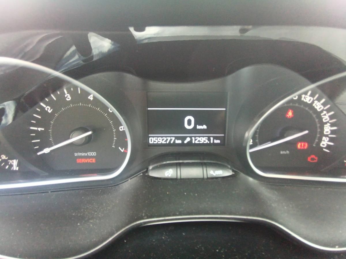 peugeot-208-2015-gasolina-1199cc