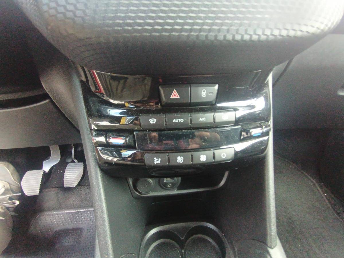 peugeot-208-2015-gasolina-1199cc