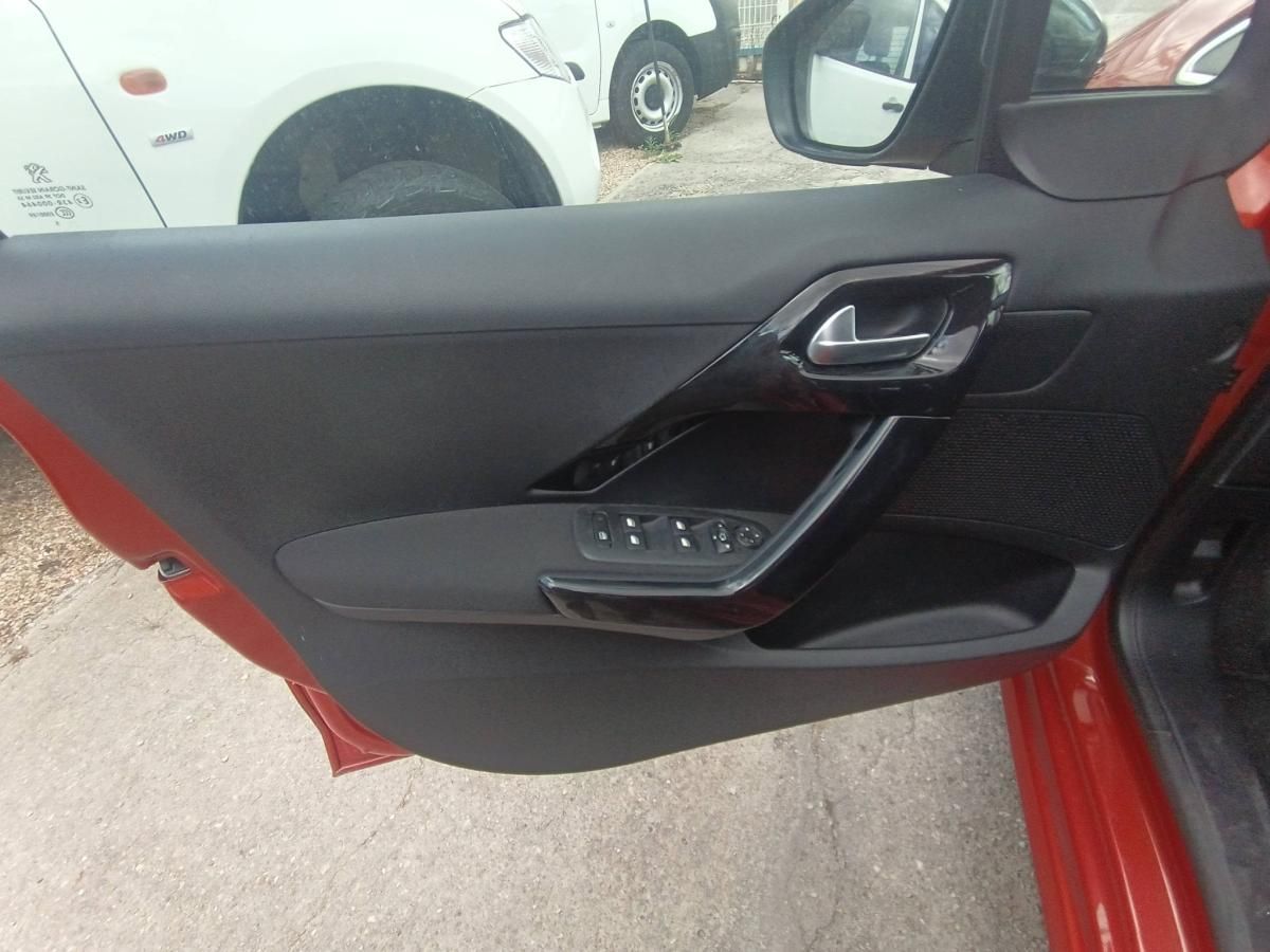 peugeot-208-2015-gasolina-1199cc