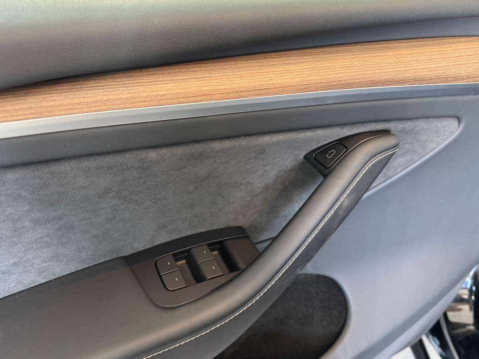 tesla-model-y-long-range-rwd-2024-eletrico