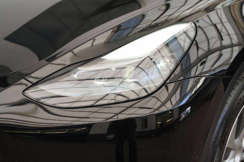 tesla-model-y-standard-range-rwd-2023-eletrico