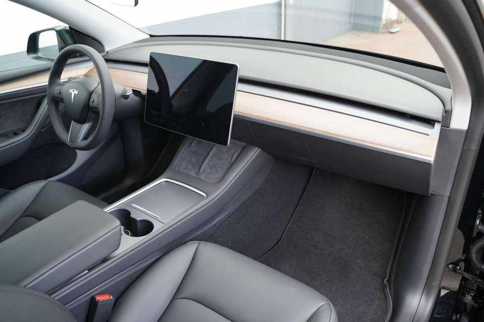 tesla-model-y-standard-range-rwd-2023-eletrico