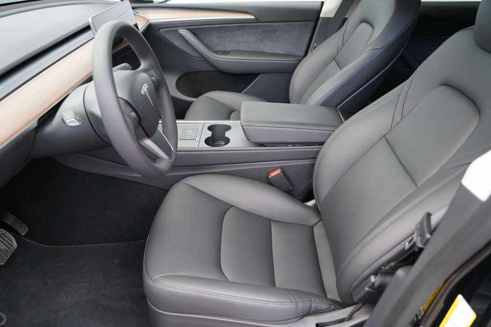 tesla-model-y-standard-range-rwd-2023-eletrico