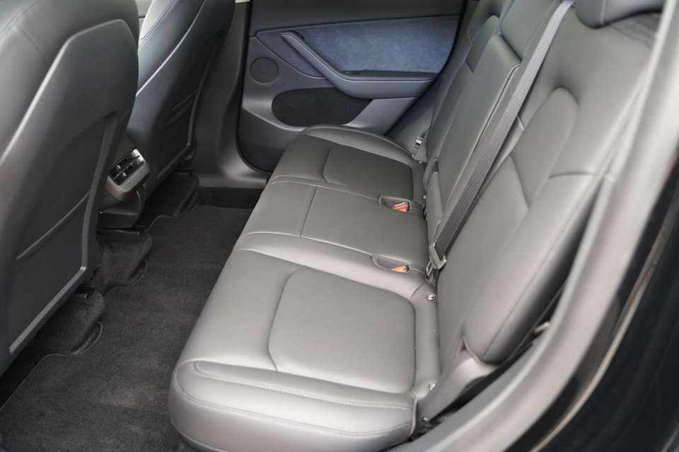 tesla-model-y-standard-range-rwd-2023-eletrico