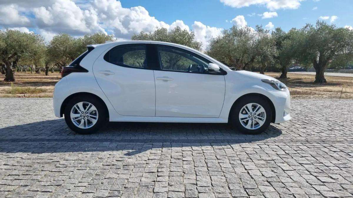 toyota-yaris-2023-hibrido-a-gasolina-1490cc