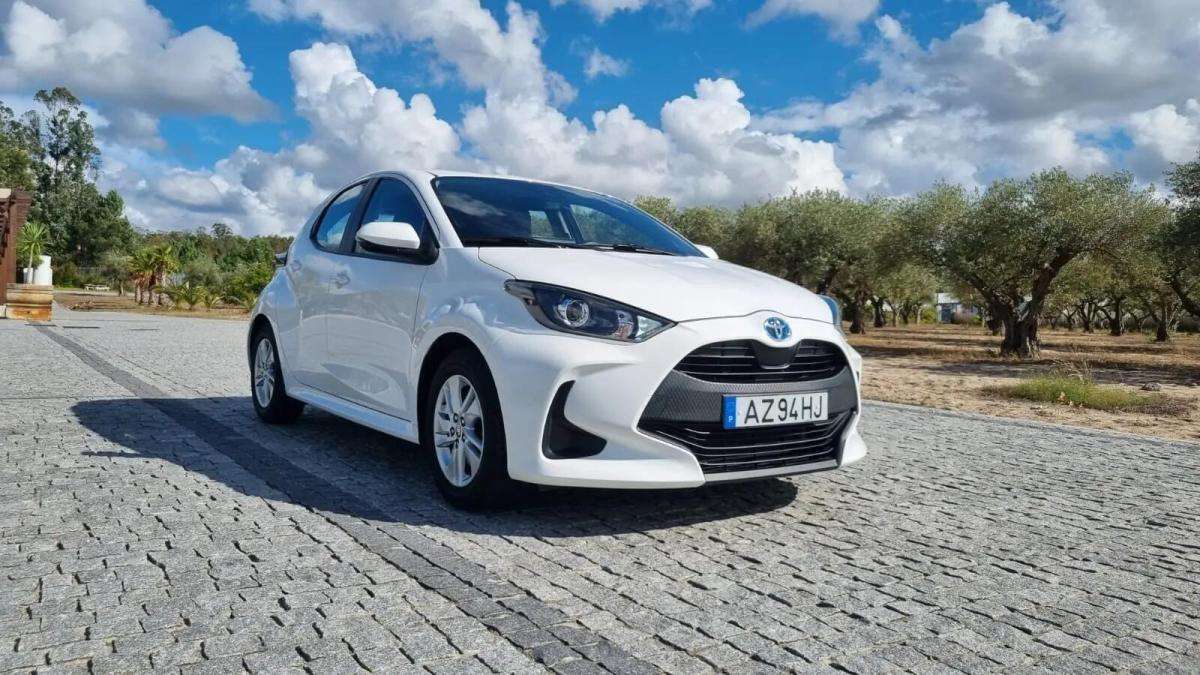 toyota-yaris-2023-hibrido-a-gasolina-1490cc