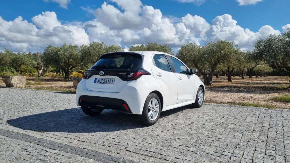 toyota-yaris-2023-hibrido-a-gasolina-1490cc