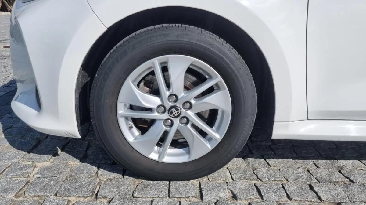 toyota-yaris-2023-hibrido-a-gasolina-1490cc