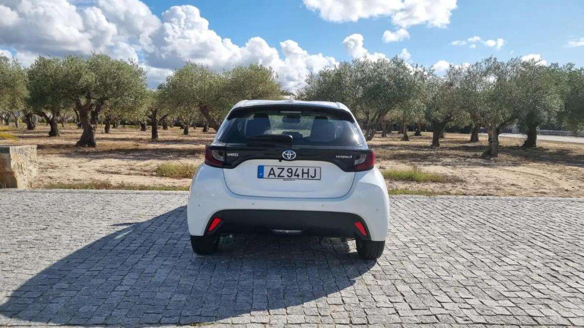 toyota-yaris-2023-hibrido-a-gasolina-1490cc