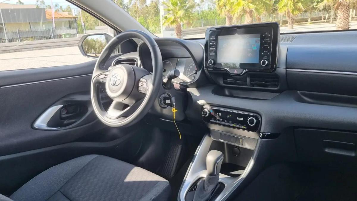 toyota-yaris-2023-hibrido-a-gasolina-1490cc