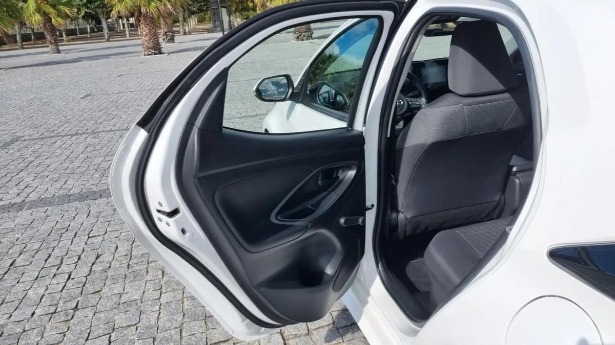 toyota-yaris-2023-hibrido-a-gasolina-1490cc