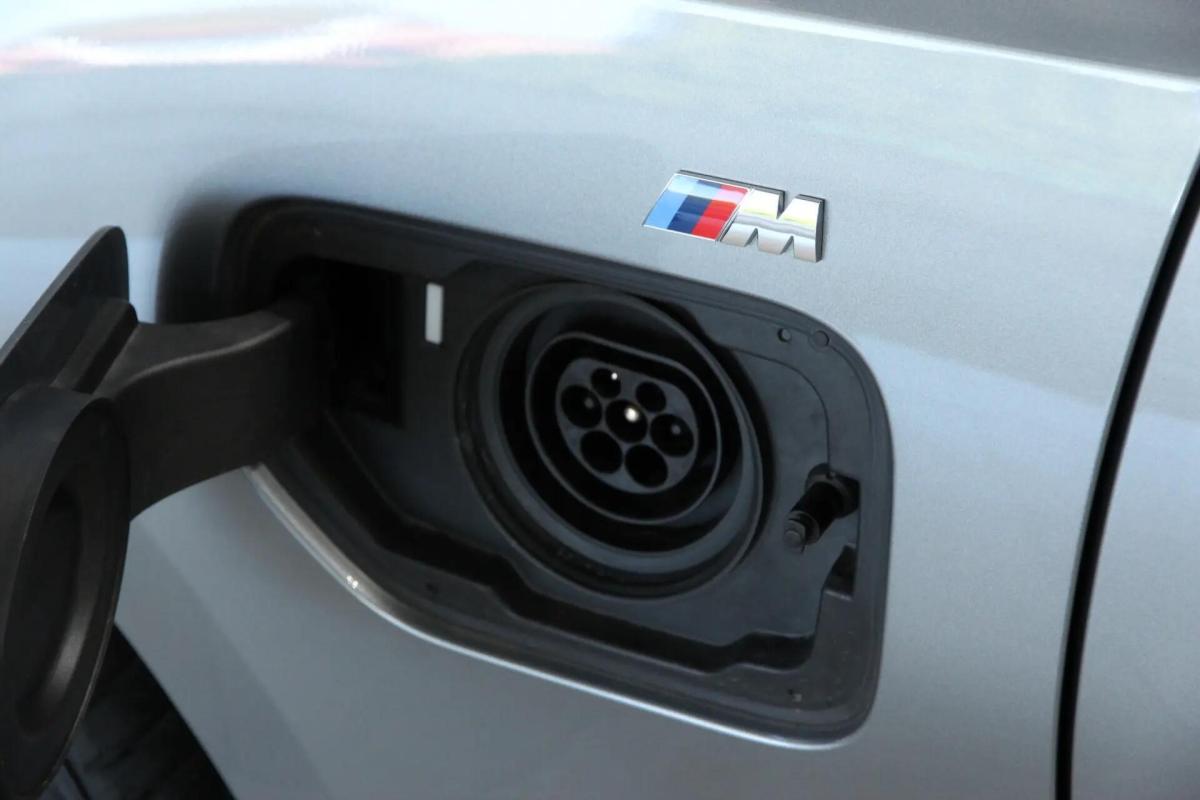 bmw-serie-3-330e-2023-hibrido-a-gasolina-1998cc